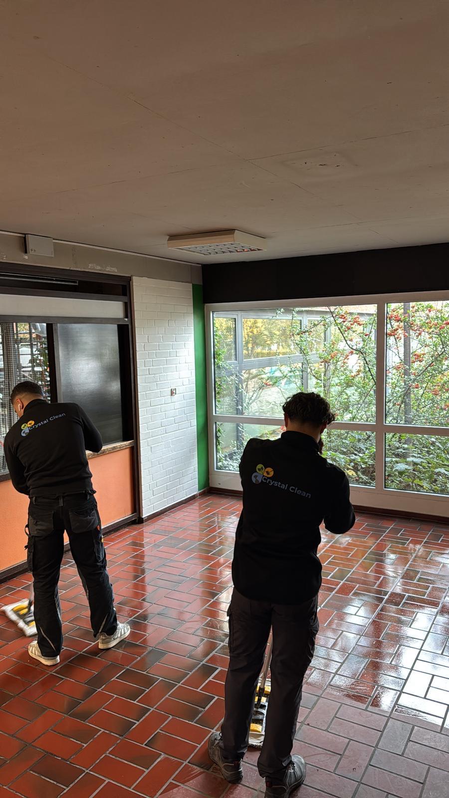 CrystalClean Mitarbeiter bei der Arbeit